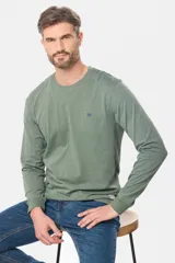 Remera básica de algodón de manga larga color verde militar, con escote a la base y logo bordado al frente. De calce cómodo.