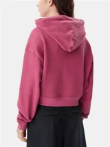 Buzo cropped de corte holgado con capucha y cordón ajustable. Presenta hombros caídos, bolsillo tipo canguro frontal y puños con terminación en punto canalé. Incluye el escudo de la marca Tommy Jeans bordado en el pecho.
