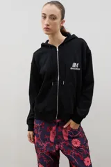 Campera tipo hoodie con cierre frontal, capucha con cordones ajustables y logo bordado en el pecho. Presenta puños y ruedo acanalados.