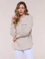 Blusa de lino de la marca Dash, color beige, con cuello mao y escote en V con botones frontales. Cuenta con bolsillos plaqué con solapa en el pecho y mangas largas con sistema para arremangar.