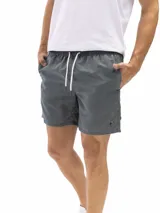 Short de baño de microfibra negro, con cordón blanco ajustable en la cintura, bolsillos laterales y un bolsillo trasero con tapa. Presenta un pequeño parche cuadrado con un logo en la parte inferior del muslo izquierdo.