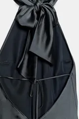 Vestido corto de satén color gris oscuro, con cuello halter y espalda descubierta.