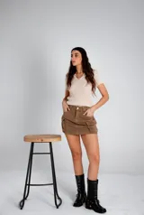 Minifalda color marrón con bolsillos cargo laterales.