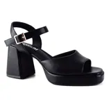 Sandalias de vestir Korium, color blanco, con plataforma y taco cuadrado alto. Presenta una tira ancha sobre los dedos y otra alrededor del tobillo con hebilla ajustable.