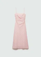 Vestido midi de corte entallado con estampado de cuadros vichy en tonos rosados. Presenta escote cuadrado, tirantes finos y cierre de cremallera invisible en el lateral.