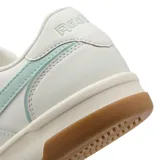 Championes Reebok Match Prime V2 de estilo urbano, confeccionados en cuero sintético color blanco con detalles en verde agua en los laterales y suela de goma color caramelo.