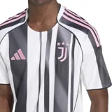 Camiseta de fútbol Adidas de la Juventus, modelo Primera Equipación temporada 25/26. Diseño a rayas verticales blancas y negras con detalles en rosa en cuello, mangas y logo de Adidas.