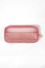 Neceser rectangular de malla traslúcida color rosa con cierre superior y tirador de cremallera circular.