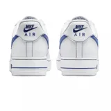 Championes urbanos Nike Air Force 1 '07 LV8, de diseño clásico en color blanco con detalles en azul en el logo lateral, costuras y suela. Confeccionados en cuero con perforaciones en la puntera para mayor ventilación y suela de goma con tecnología Air.