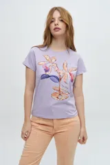 Remera de cuello redondo y manga corta en color lila, con estampado frontal artístico de flores y elementos marinos.
