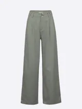 Pantalón de lino color verde oliva, de corte ancho y tiro alto, con pinzas en la cintura y cierre con botón.