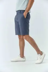 Bermuda tipo chino de gabardina texturizada, con diseño de cinco bolsillos, cierre de cremallera y botón frontal.