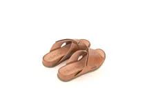 Sandalias tipo chinela color caramelo con textura de reptil, diseño de tiras cruzadas con ajuste de velcro y plantilla anatómica.