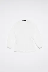 Blusa blanca de viscosa con cuello pico, manga larga y botonadura frontal.