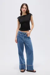 Top cropped sin mangas de poliéster en color negro, con cuello bote y diseño ajustado.