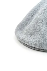 Boina de punto color gris melange, de diseño clásico y textura suave.