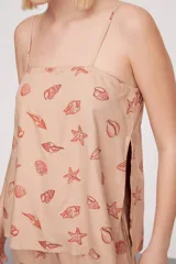 Blusa de viscosa con breteles finos, diseño holgado y estampado veraniego con motivos marinos y frutales.