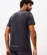 Remera deportiva Get Over de poliamida con tecnología dry, color rojo, cuello redondo, manga corta y estampa lettering "Seeking my highs" en el pecho.
