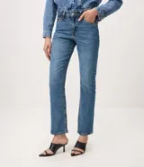 Pantalón de jeans premium azul oscuro de corte recto y cintura media, con bolsillos funcionales, trabillas para cinturón y costuras visibles a contratono. Confeccionado por Marfinno.