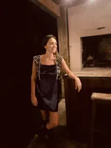 Minivestido negro de terciopelo con detalles brillantes y apliques de tela bordada en los hombros.