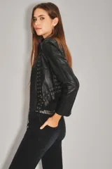 Saco de cuero ovino color negro, con diseño de cordones entrelazados en la parte frontal y mangas, estilo rockero.
