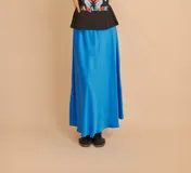 Pollera larga de satén color azul eléctrico, corte evasé y cintura elastizada.