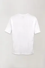 Remera blanca de algodón con estampado de flor en tonos grises y rosados.