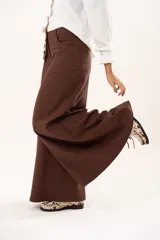 Pantalón de tiro medio con corte súper acampanado, confeccionado en gabardina con spandex. Presenta bolsillos delanteros y traseros, con cierre frontal de cremallera y botón.