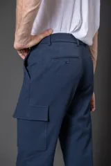 Pantalón cargo color beige con bolsillos laterales y corte recto.