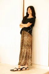 Sandalias chatas de cuero negro con tiras y hebilla al tobillo.