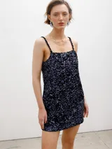 Minivestido negro con lentejuelas, de corte recto y breteles finos.