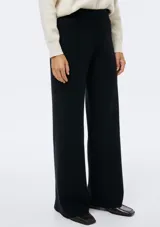 Pantalón de punto de corte recto y tiro alto, con cintura elástica ancha y diseño de pierna ancha.