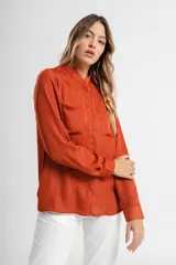 Camisa verde con cuello mao, de manga larga con puños abotonados y cierre frontal con botones.