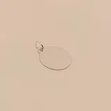 Dije de medalla circular lisa en plata 925, diseñada para personalización mediante grabado.