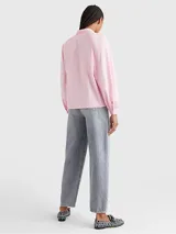 Camisa Tommy Hilfiger rosada de algodón orgánico con cuello inglés, corte amplio y mangas raglán abullonadas.