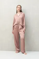 Pantalón de pijama verde menta de calce relajado, silueta recta y amplia, con cintura elastizada y lazo regulable.