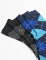 Pack de tres pares de medias de vestir de algodón con diseño argyle. Un par negro con gris, un par azul marino con azul y un par azul marino con celeste.