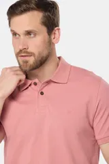 Remera polo de piqué, color azul, de manga corta con cuello en Rib y botones personalizados.