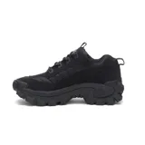 Championes Caterpillar modelo Intruder Blackout, diseño unisex de estilo robusto y urbano. Confeccionados en una combinación de cuero nubuck y malla de nylon, cuentan con una suela de plataforma dentada de gran tracción y cierre mediante cordones.