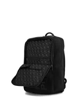 Mochila urbana Hush Puppies color negro, con diseño minimalista, cierre superior con doble cremallera y logo de la marca en relieve en el frente.