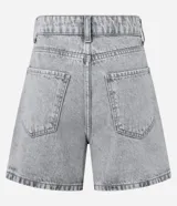 Short de jean celeste, corte mom, tiro alto, con bolsillos delanteros y traseros.