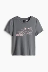 Remera de algodón gris con estampado frontal de La Pantera Rosa en color rosado.