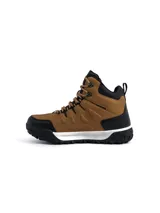 Bota de trekking de caña alta modelo Alpes, confeccionada en ecocuero marrón con refuerzos negros en puntera y talón. Cuenta con cuello acolchado, ojalillos metálicos, cordones bicolores y suela dentada antideslizante con entresuela blanca.