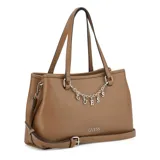 Cartera Guess modelo Angelica, color marrón símil cuero, con doble asa de hombro y correa regulable. Presenta un detalle de cadena metálica plateada con dijes colgantes que forman la palabra "GUESS" en la parte frontal, además del logo grabado en la base.
