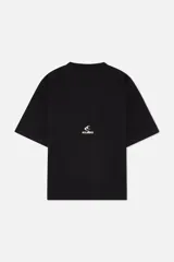 Remera de algodón color negro con corte boxy y cuello redondo acanalado. Presenta un estampado frontal con una flor de hibisco y el logotipo de la marca en tipografía cursiva, además de un pequeño logo impreso en la parte posterior.