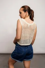 Musculosa de red negra con cuello redondo y sisas anchas.