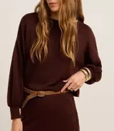 Suéter marrón de punto con textura diferenciada, cuello redondo y mangas abullonadas.