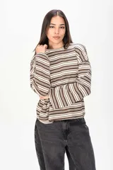 Sweater de punto fino con diseño de rayas horizontales en tonos marrón y blanco, de manga larga y corte holgado con hombros caídos.