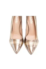 Zapato de salón plateado con acabado metalizado, punta fina y tacón de aguja.