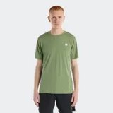 Remera deportiva New Balance de cuello redondo y manga corta, confeccionada en tejido técnico con tecnología NB DRY de secado rápido. Presenta un diseño liso en color verde oliva con el logo de la marca estampado en blanco en el pecho.